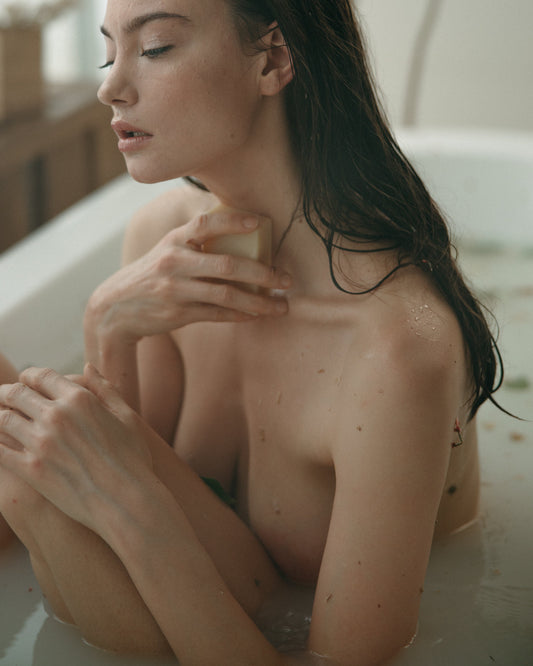 Le Pouvoir des Savons Solides : Pourquoi Adopter ce Choix Écologique pour Votre Routine de Soin du Visage - Pureté Solide